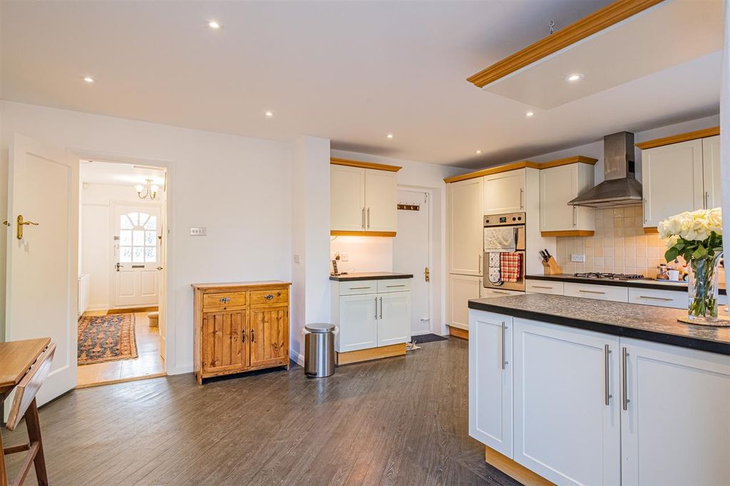 Property photo 3 of 18 Kitchen