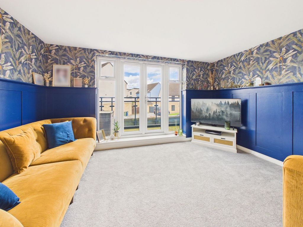 Property photo 3 of 15 Lounge