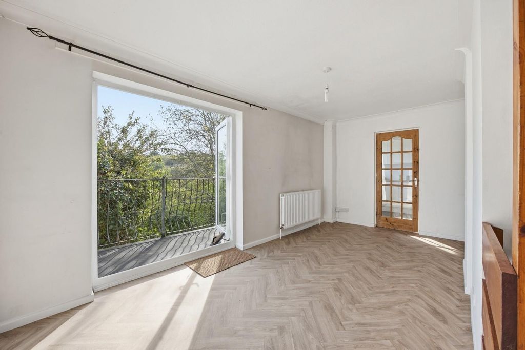 Property photo 3 of 32 Dining Room With Balcony