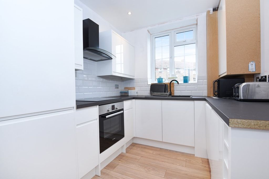 Property photo 2 of 6 Norbiton Hall (1)
