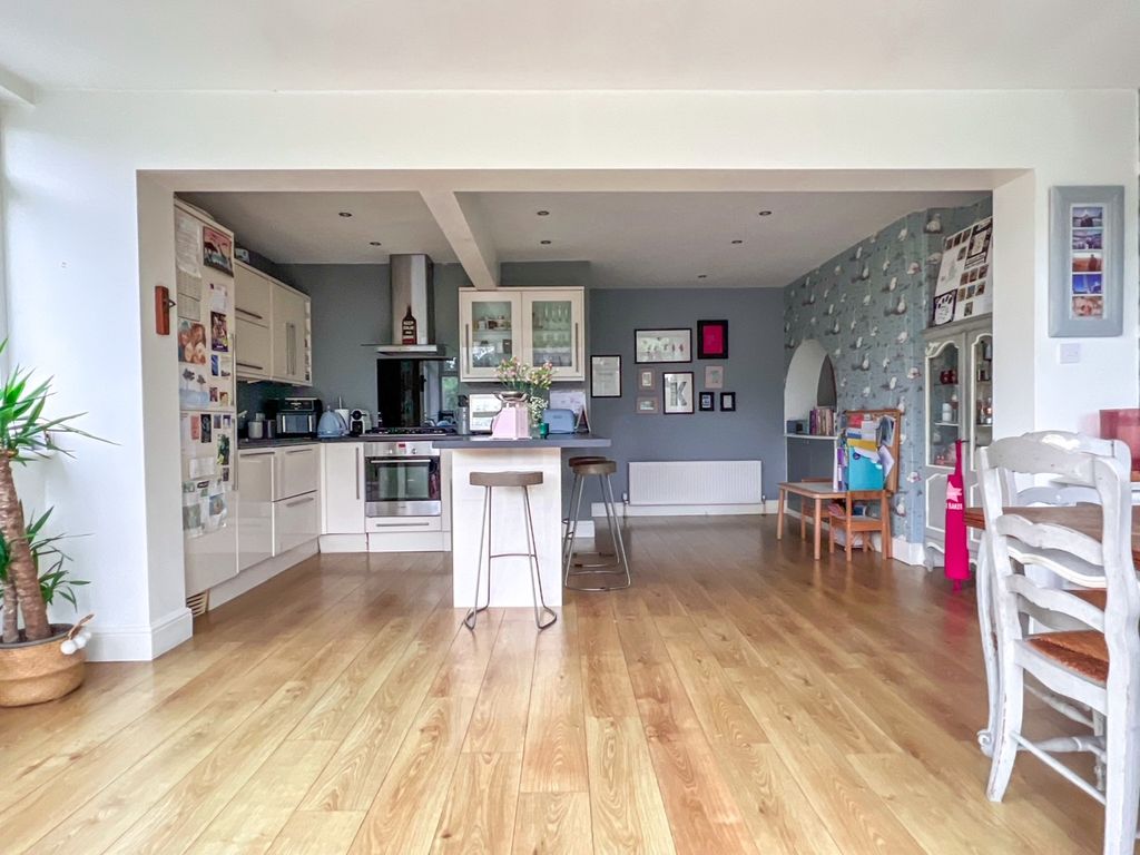 Property photo 3 of 27