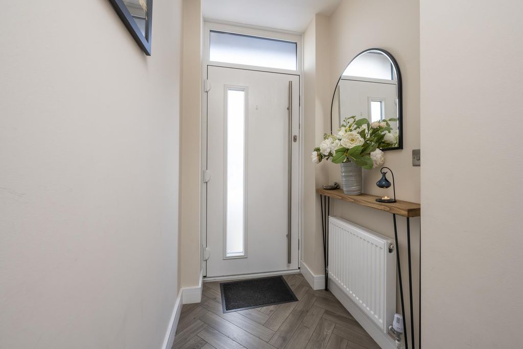 Property photo 3 of 22 78A Cott Lane Dy6 9Ty Entrance Hall.Jpg