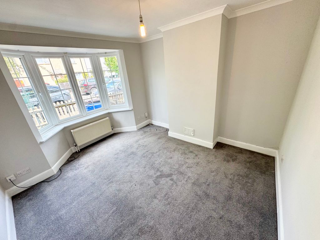 Property photo 3 of 9 48 Abbey Road - Living Room