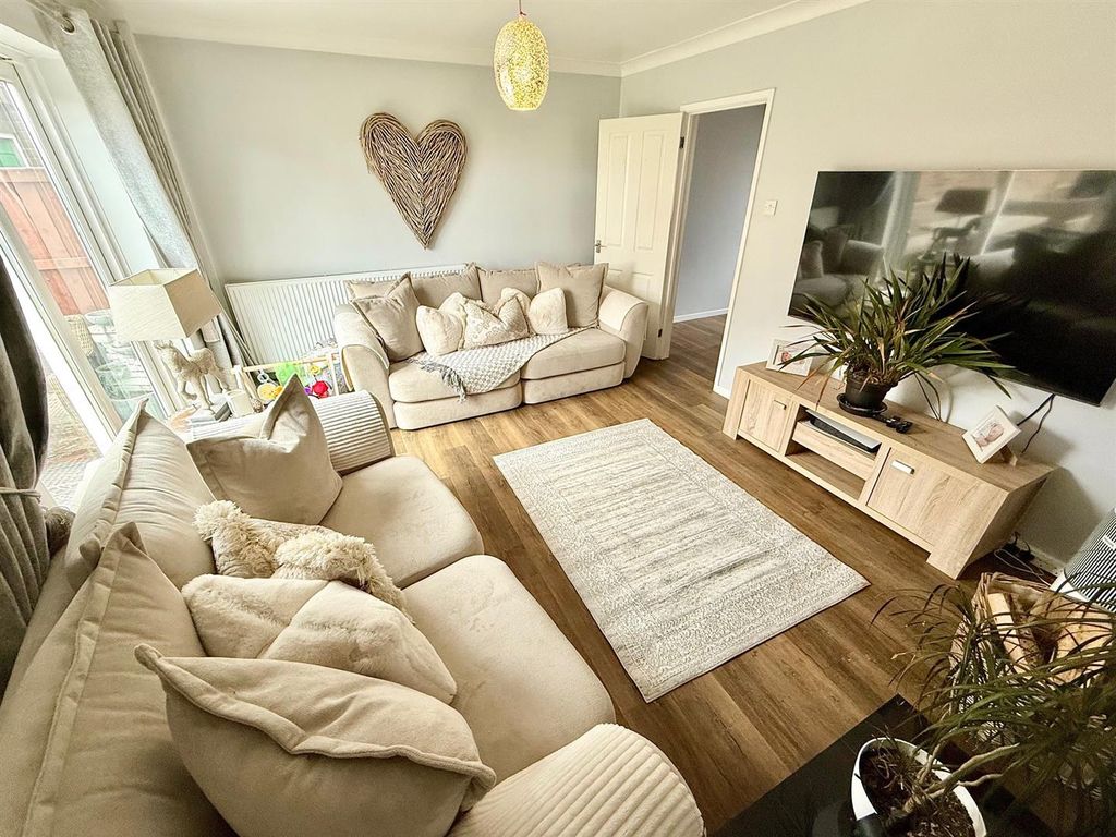 Property photo 2 of 17 Lounge