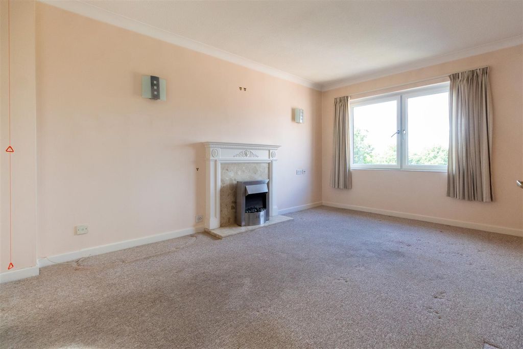 Property photo 2 of 8 Heath Court 44 - Living Room