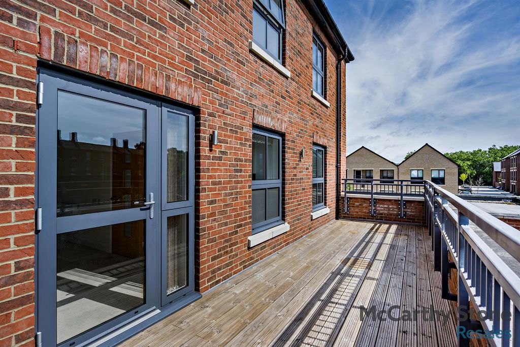 Property photo 2 of 17 8649190-Exterior02-800.Jpg