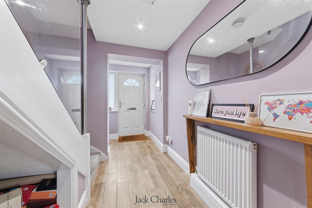 Property photo 3 of 34 39 Gainsborough Gardens-12.Jpg