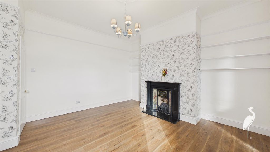 Property photo 3 of 16 Lounge