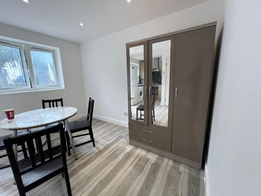 Property photo 3 of 8 Gallery