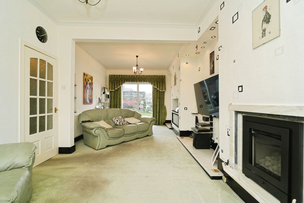Property photo 2 of 18 Lounge