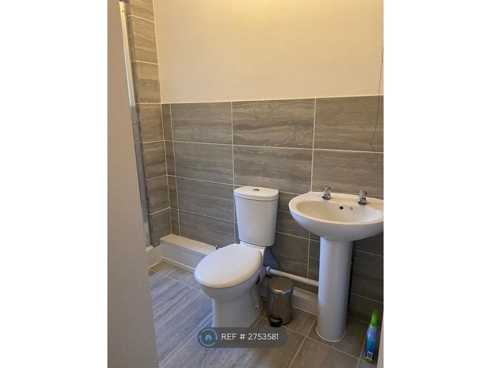 Property photo 3 of 10 Bathroom