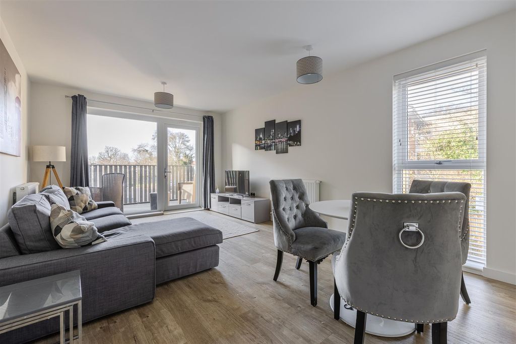 Property photo 2 of 10 Merriam Close, E4