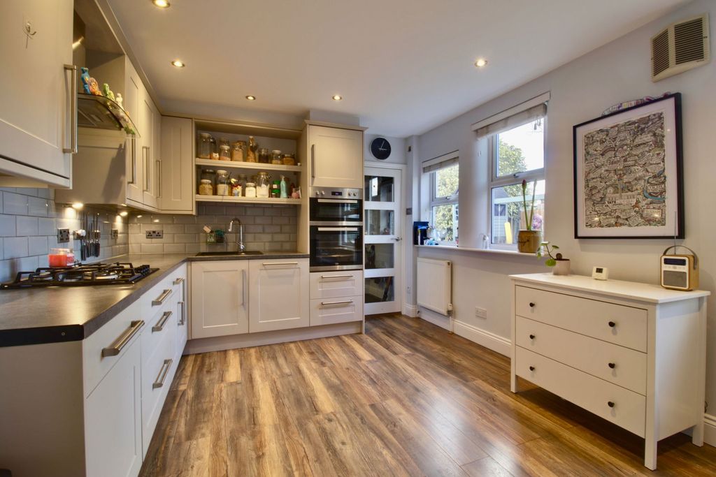 Property photo 2 of 24