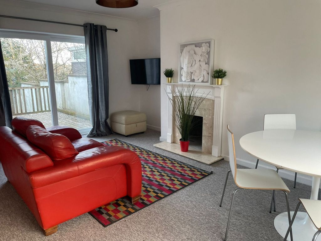 Property photo 2 of 8 A Spacious And Inviting Large Modern Living Room W...