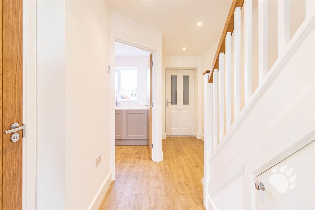 Property photo 2 of 25 Entrance Hall