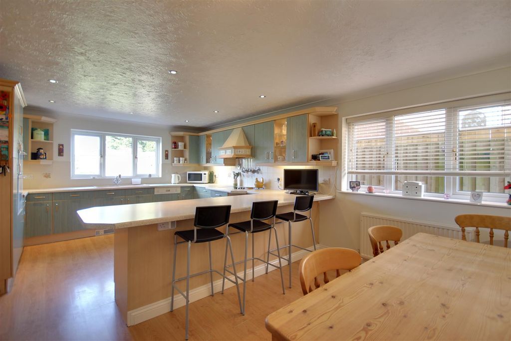 Property photo 3 of 17 Breakfast Kitchen