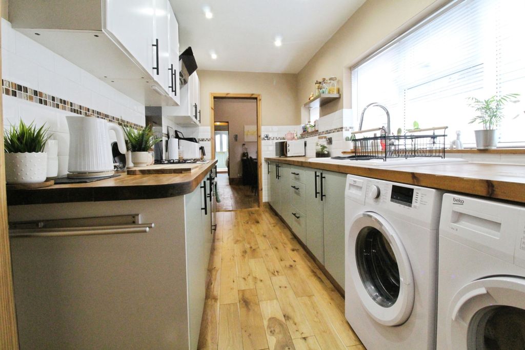 Property photo 2 of 25 Kitchen