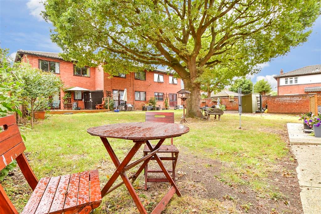 Property photo 2 of 11 Communal Gardens