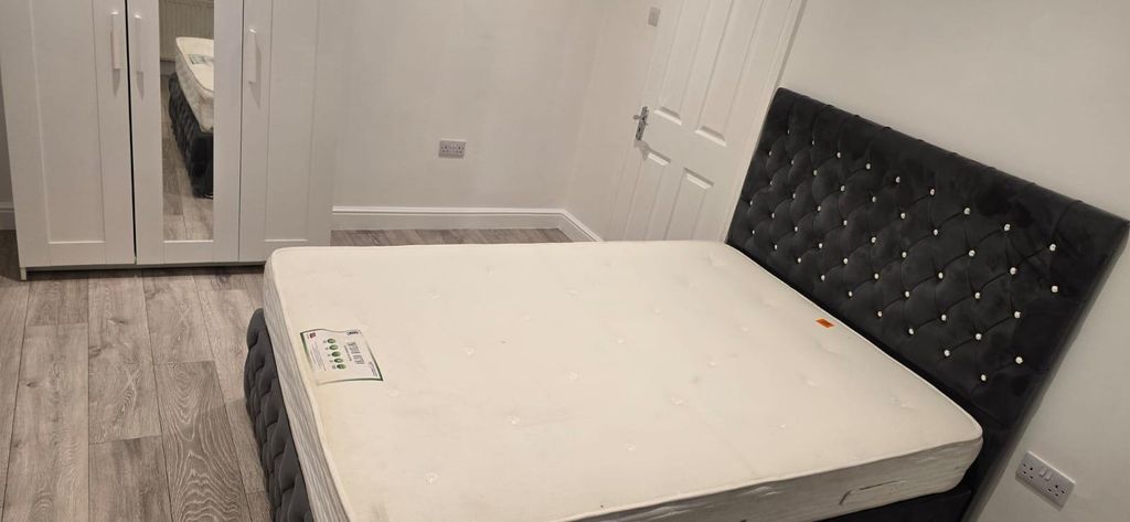 Property photo 2 of 6 Bedroom