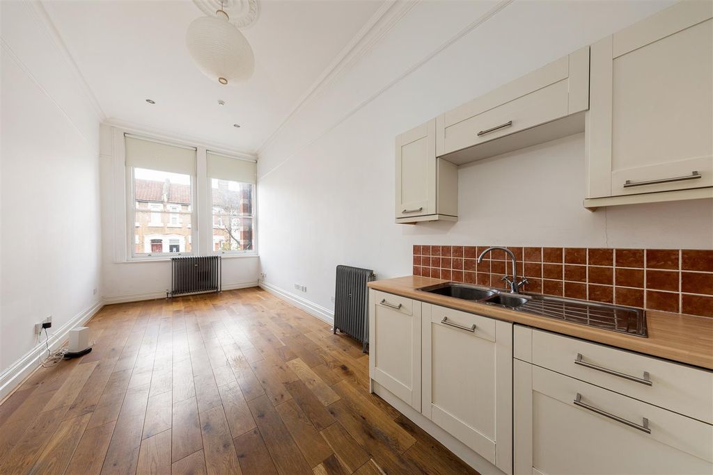 Property photo 2 of 21 Adelaide Road, E10