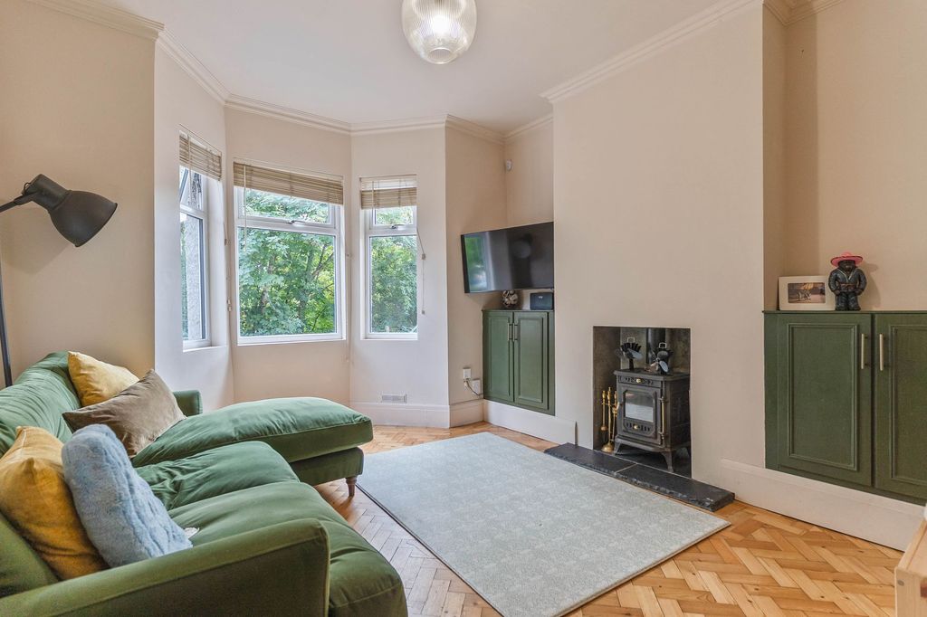 Property photo 3 of 27
