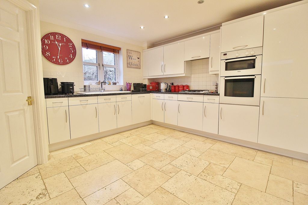 Property photo 3 of 28