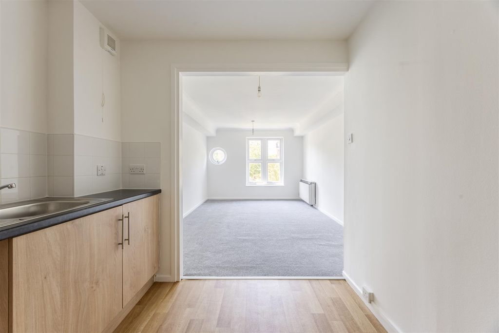 Property photo 2 of 14 Leabank Square, E9