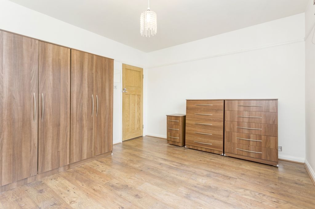 Property photo 3 of 13 Ossulton Way (7)