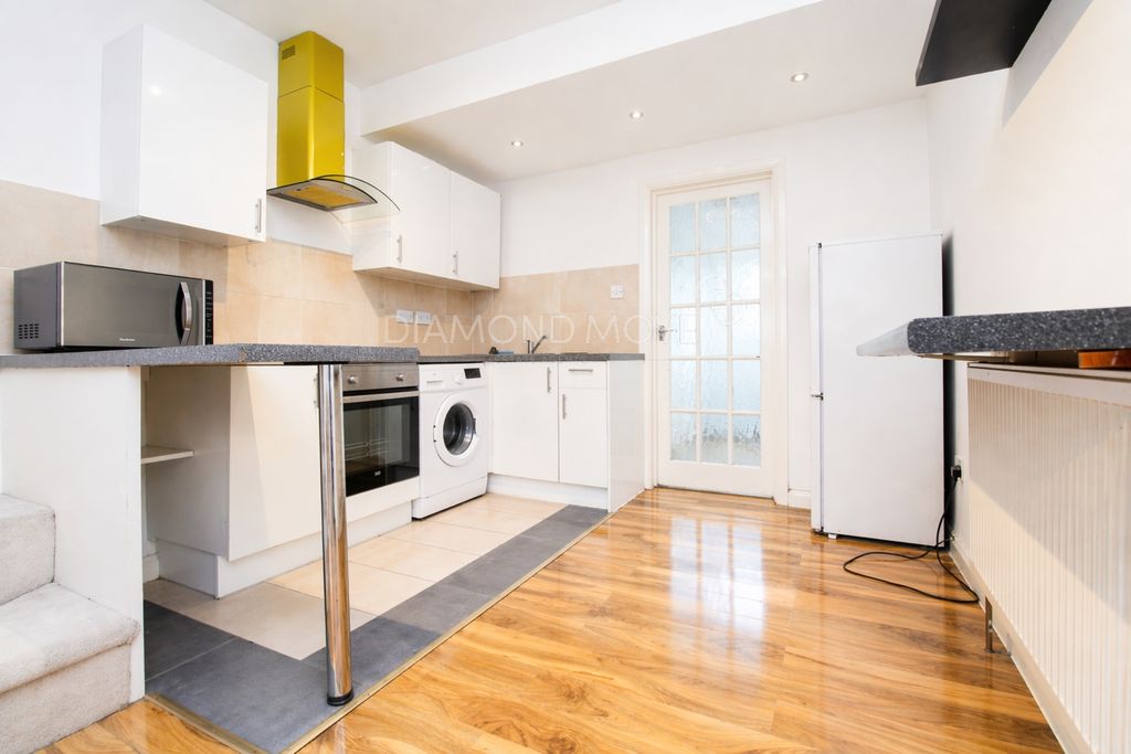 Property photo 1 of 8 Photo 6