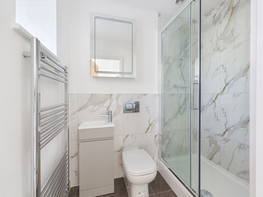 Property photo 3 of 11 Bathroom