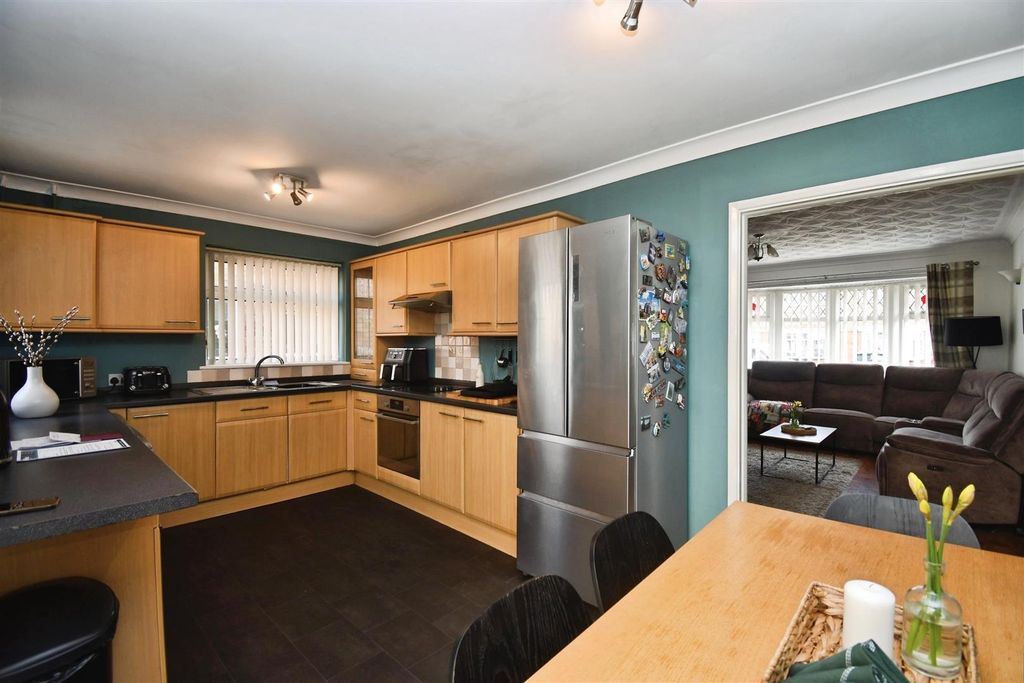 Property photo 3 of 20 B46B9c73-U 20 2821 29.Jpg