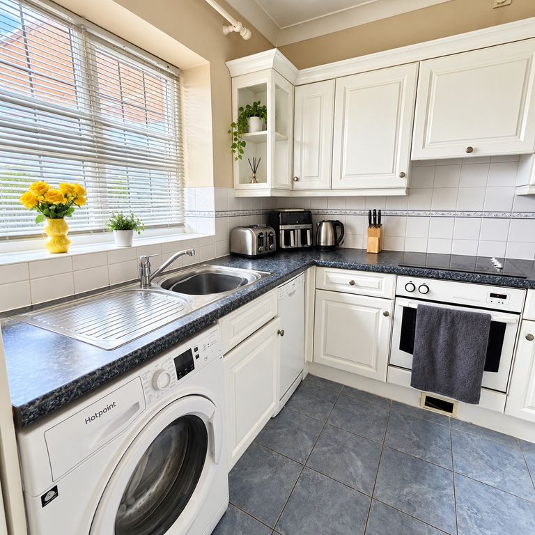 Property photo 3 of 9 Clean Bright Kitchen
