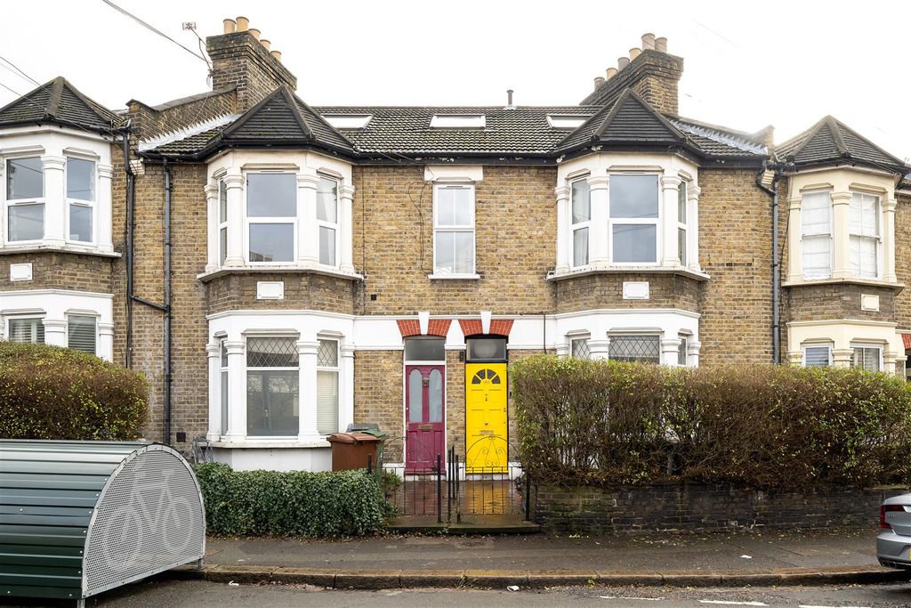 Property photo 2 of 35 Richmond Road, E11