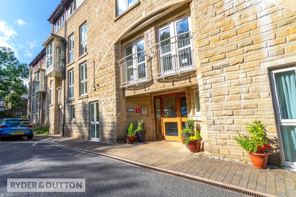 Property photo 2 of 14 Warburton Court