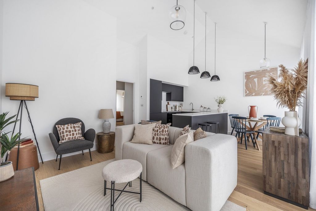 Property photo 3 of 13 Show Home