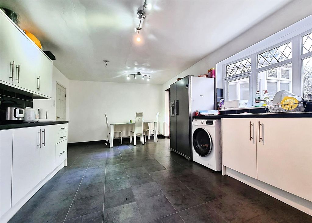 Property photo 3 of 24 72Dfdd0B-Photo-2025-12-17-14-54-10 20 281 29.Jpg