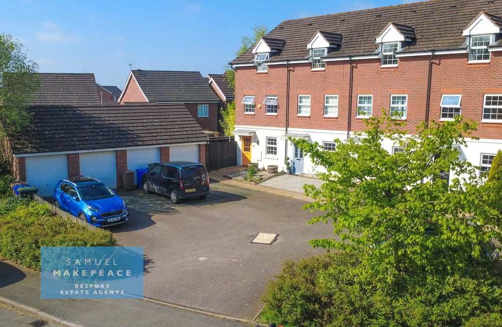 Property photo 1 of 20 Four Bedroom End Town House With Detached Garage
