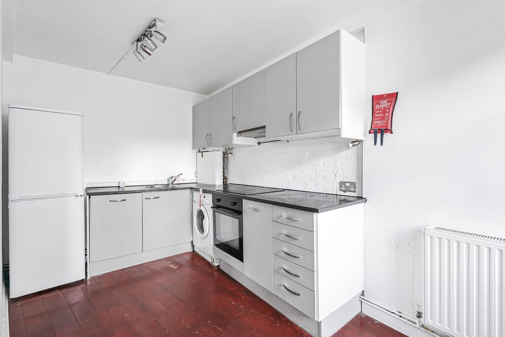 Property photo 3 of 19 Kitchen