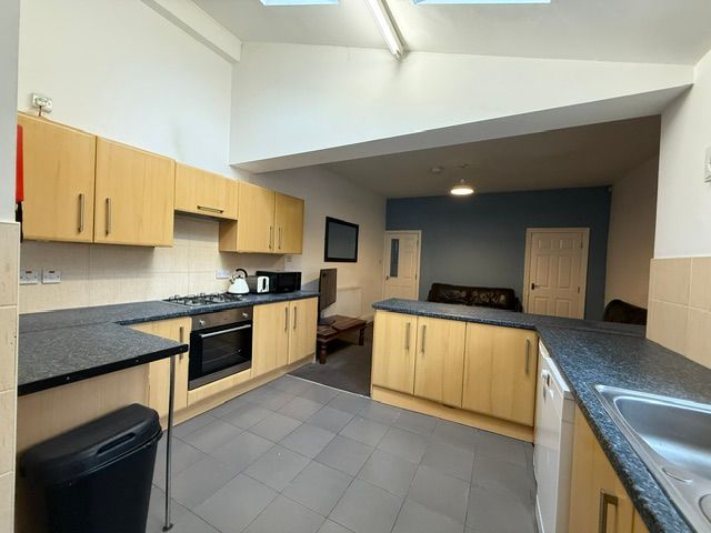 Property photo 1 of 26 Communal Kitchen/Living