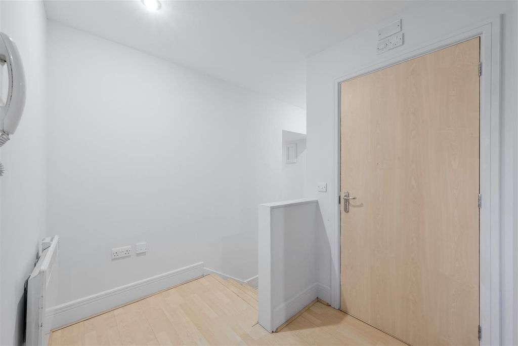 Property photo 2 of 16 Lind Road, 19, Flat 5 (16 From 28)-23.Jpg