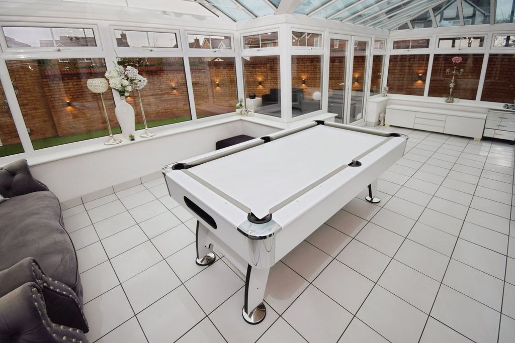 Property photo 3 of 28 Conservatory