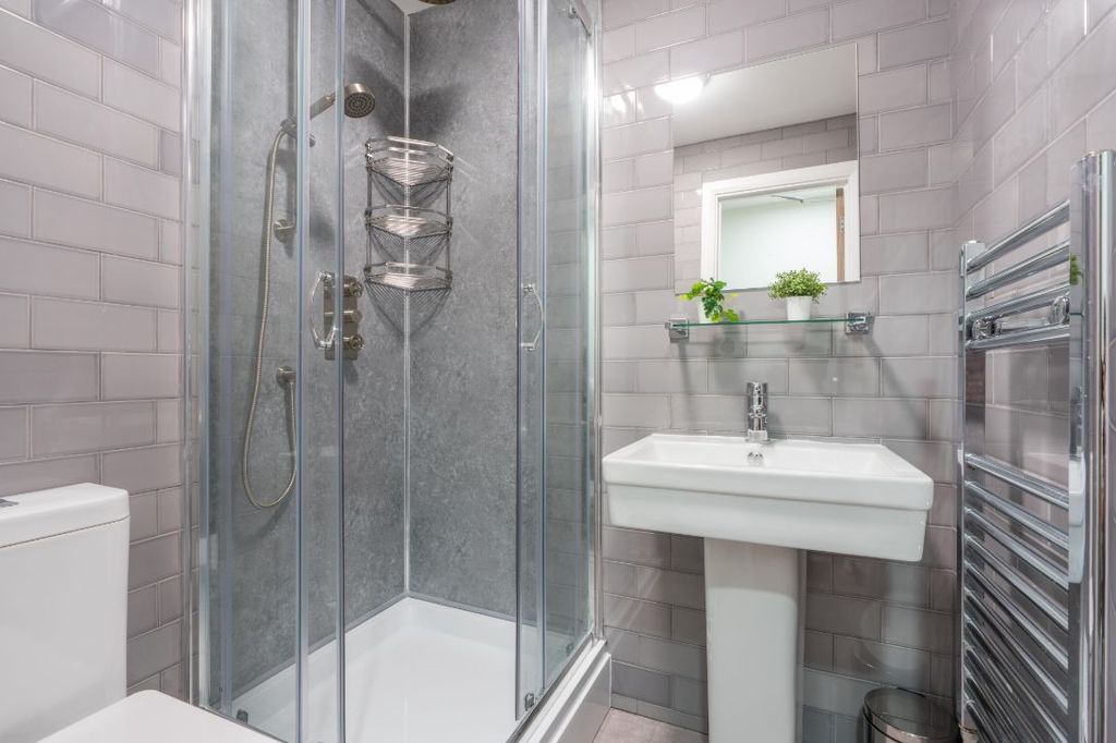 Property photo 2 of 11 Khf9 - Bathroom