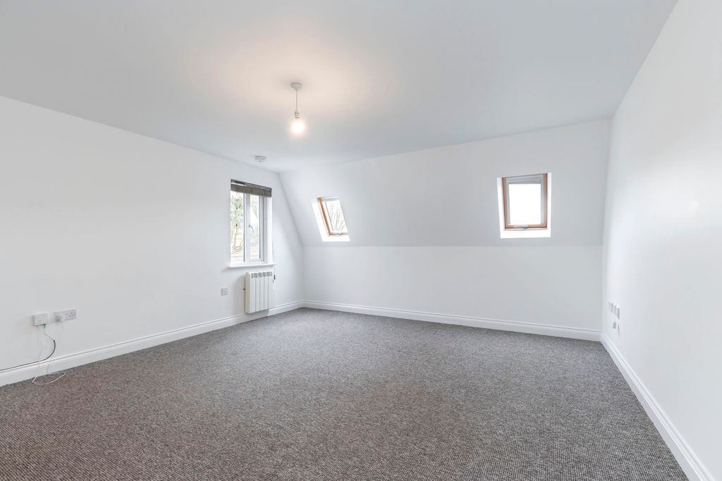 Property photo 2 of 6 Flat 3, 148A Bath Road-02