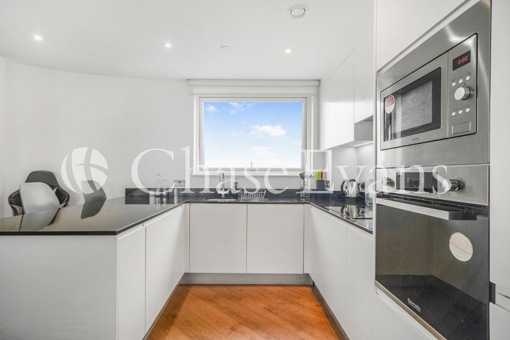 Property photo 2 of 22 Gateway Tower, Weste