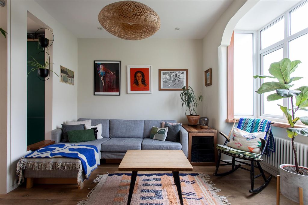 Property photo 2 of 28 Byron Road E10