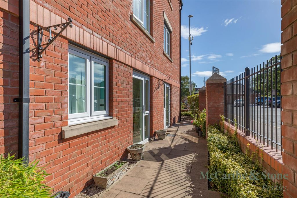 Property photo 2 of 14 8705280-Exterior02.Jpg