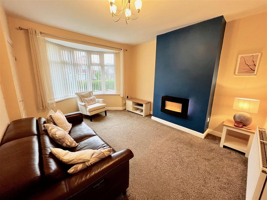 Property photo 2 of 13 Lounge