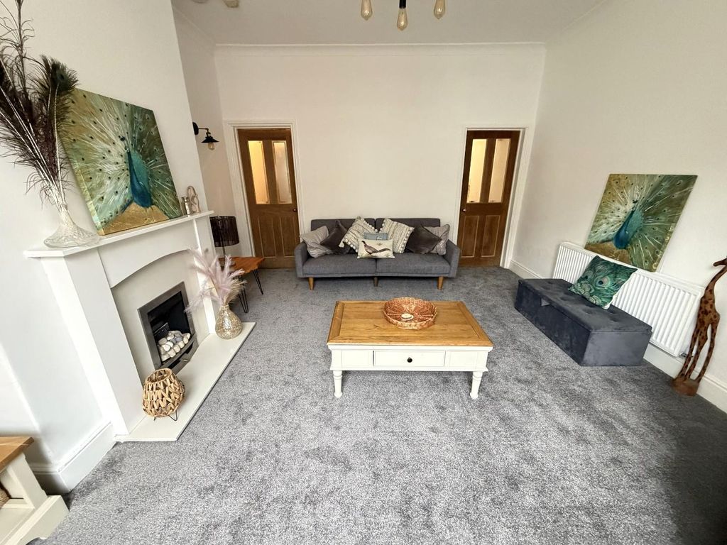 Property photo 3 of 14 Lounge