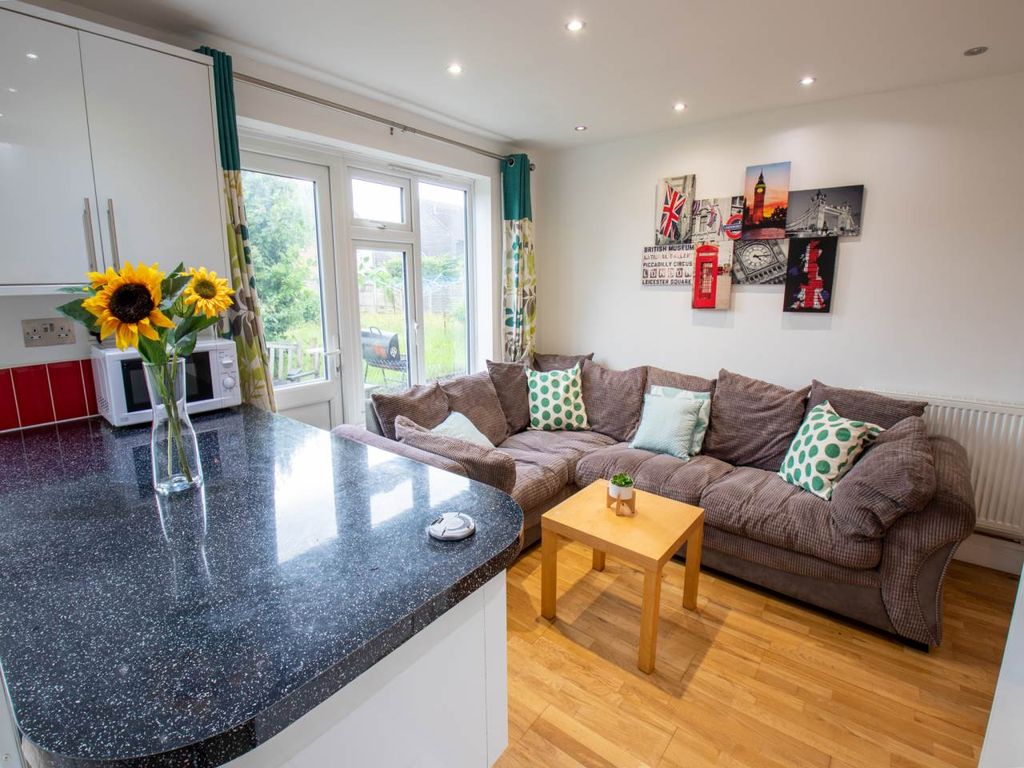 Property photo 1 of 13 Living Room