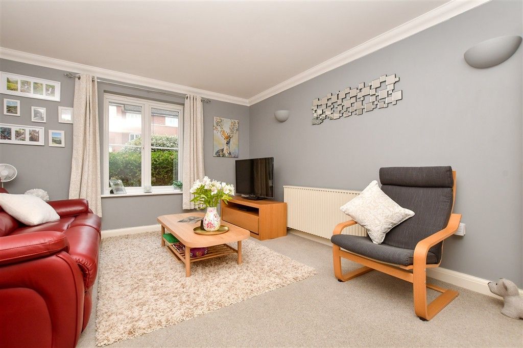 Property photo 3 of 11 Lounge